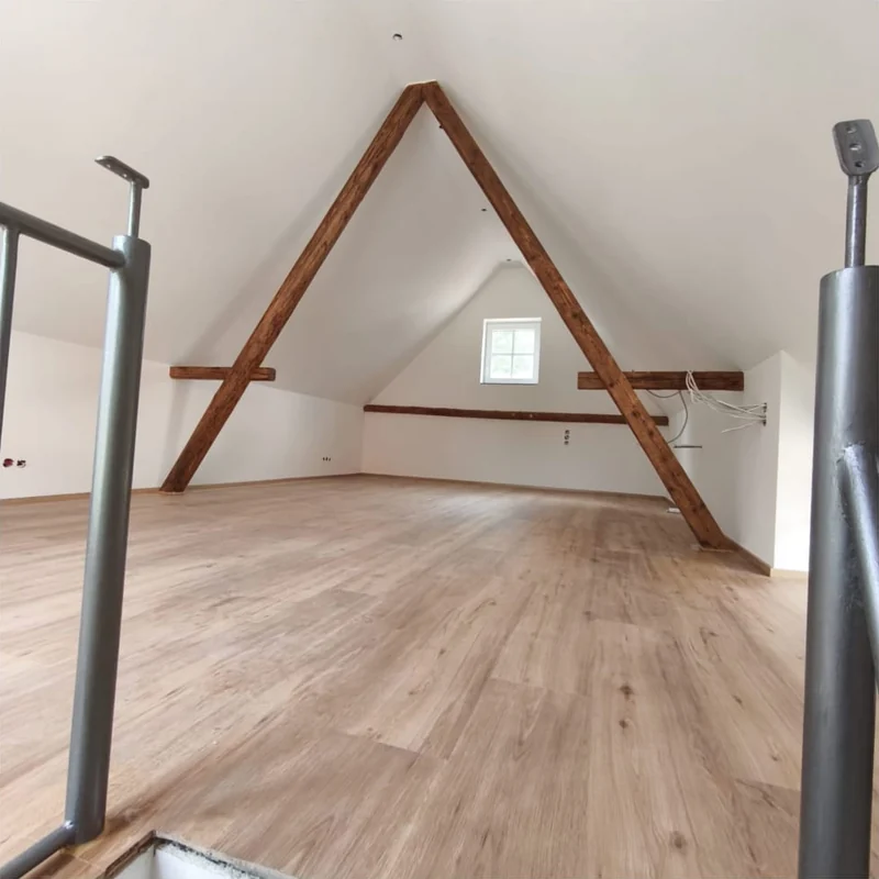 Fertig verkleideter Giebel mit sichtbarem Holztragwerk