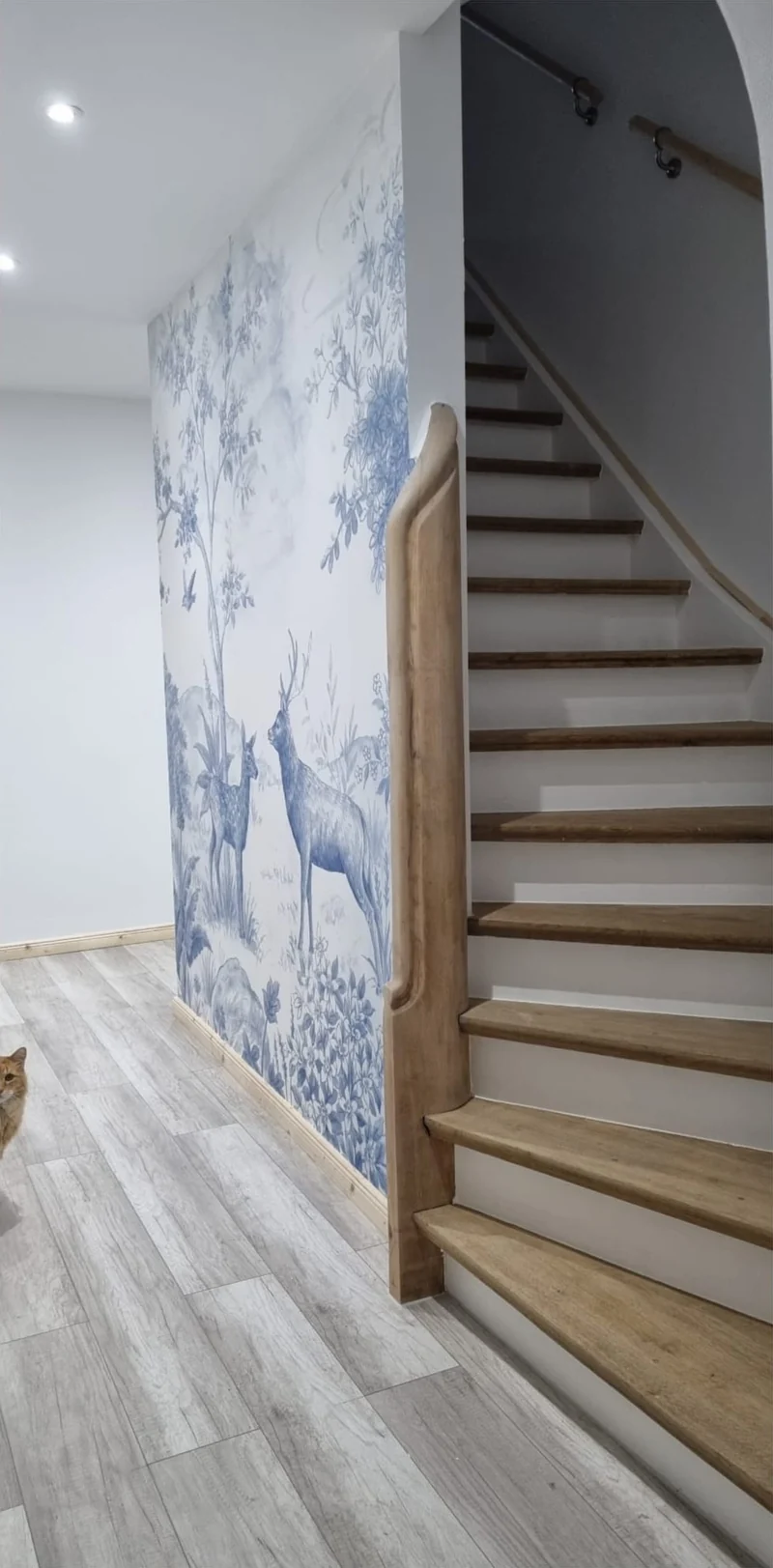 Treppe mit Holzstufen und hellen Wandflächen