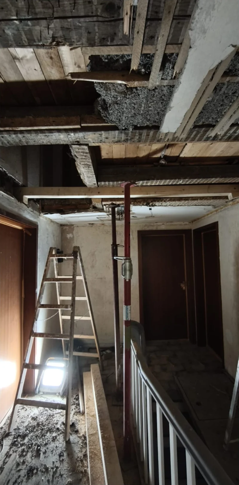 Treppenbereich während der Arbeiten mit geöffneter Decke
